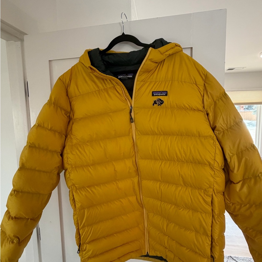 Patagonia Mustard Puffer Jacket for Men cu patch. University of Colorado